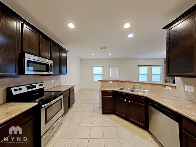 Building Photo - 440 Stonebrook Dr