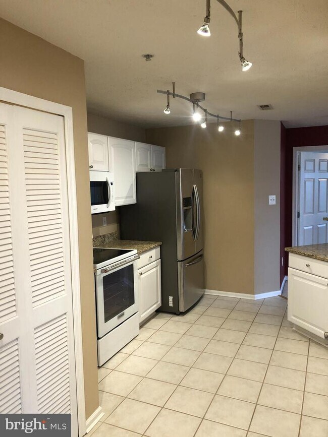 Foto del edificio - 3011 Hunting Ridge Dr