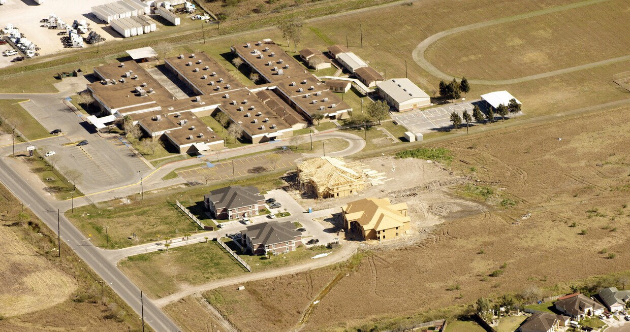 Foto principal - Red Oak Apartments