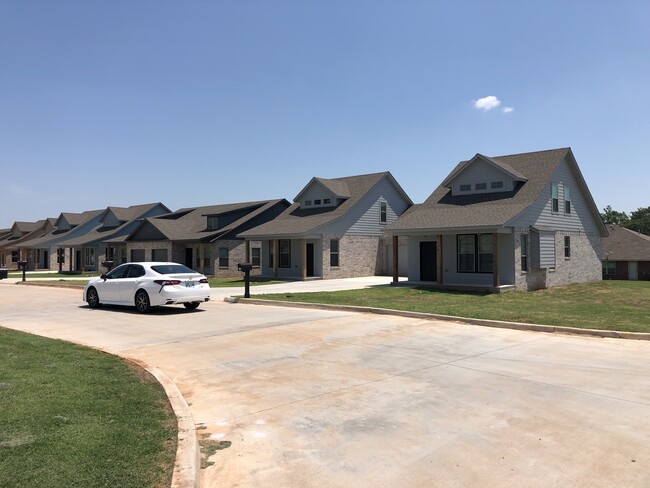 Building Photo - 2710 Valley View Dr