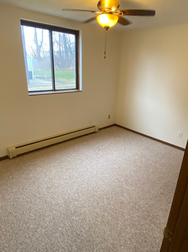 Back Bedroom - 1420 Daleview Dr
