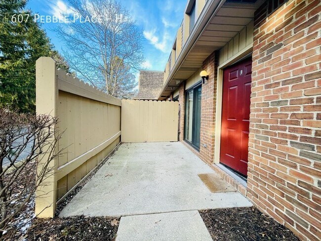 Building Photo - 607 Pebble Pl Dr