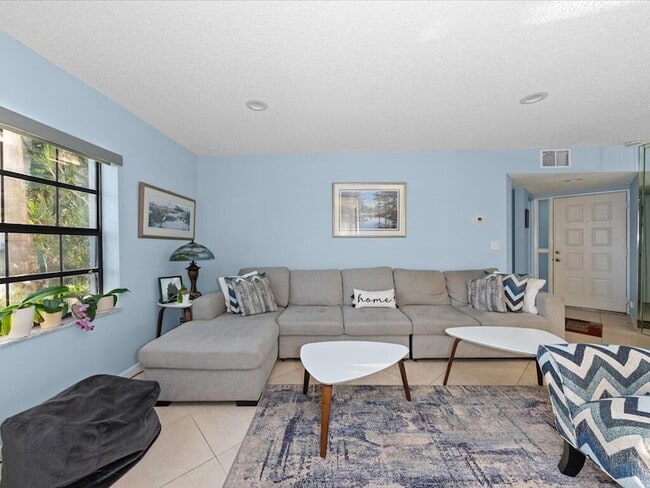 Photo - 5415 Verona Dr Apartment