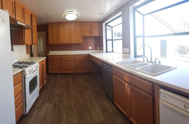 Building Photo - Gorgeous 3bdr home on spacious privately f...