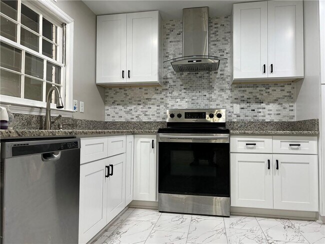 Foto del edificio - 2221 Pinecliff Dr NE