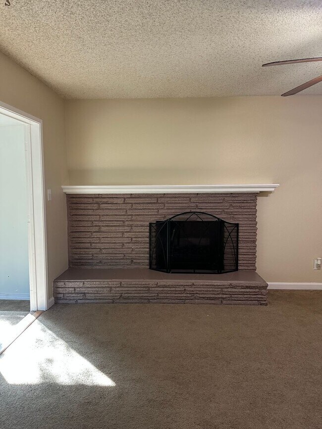 Building Photo - 4 Bdrm 2 Bath located in Elk Grove Unifed School District
