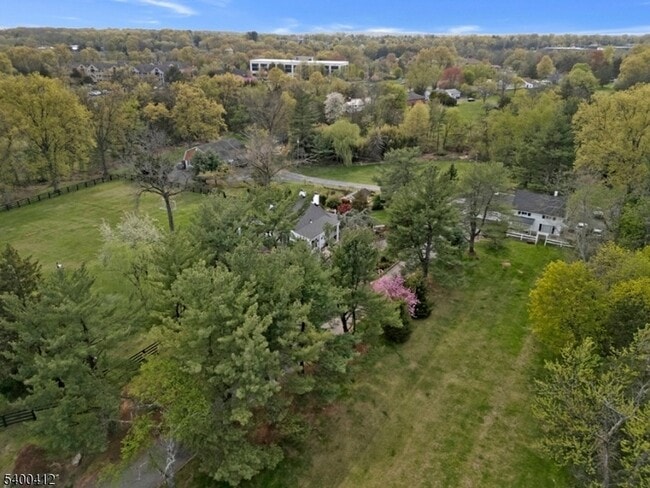 Foto del edificio - 423 Country Club Rd