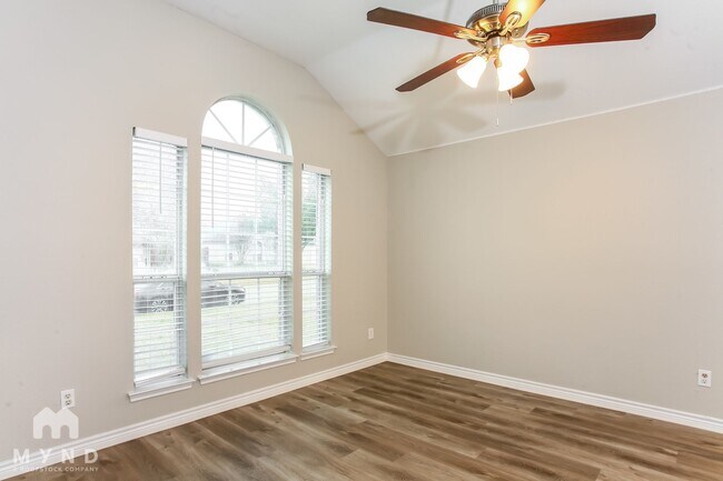 Foto del edificio - 421 Pin Oak Ln