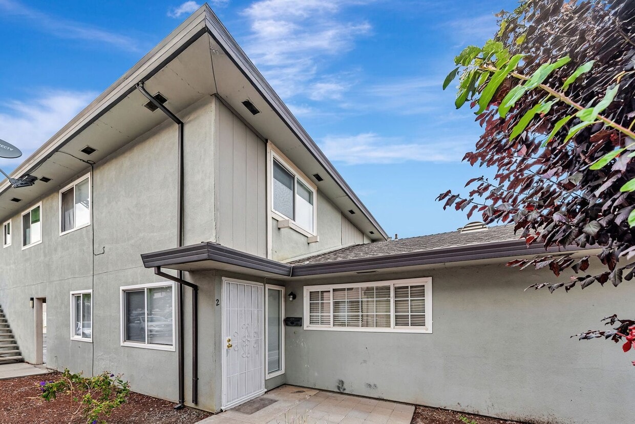 2 Story Condo in Charry Plaza HOA - 2 Story Condo in Charry Plaza HOA