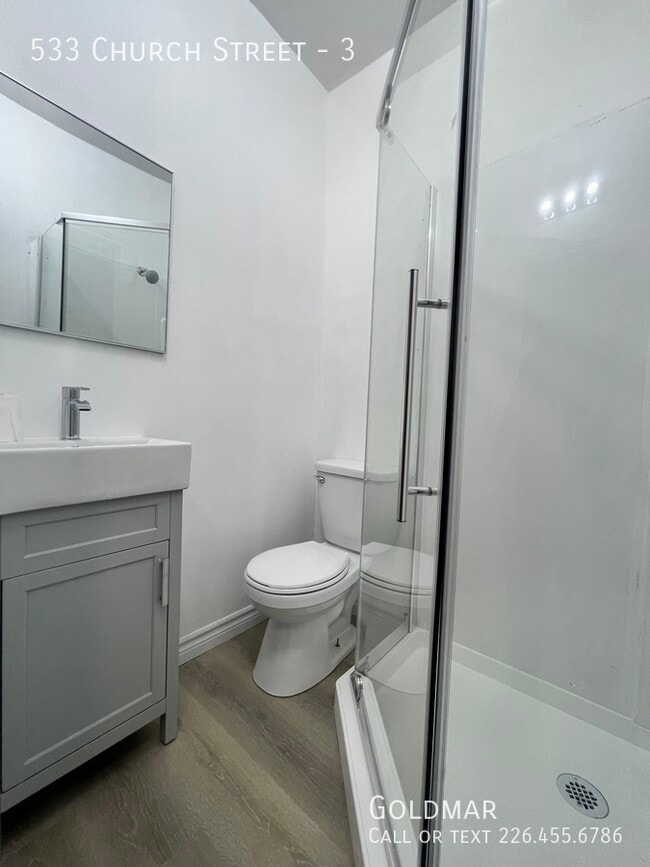 Photo du bâtiment - Bachelor Unit Available Immediately