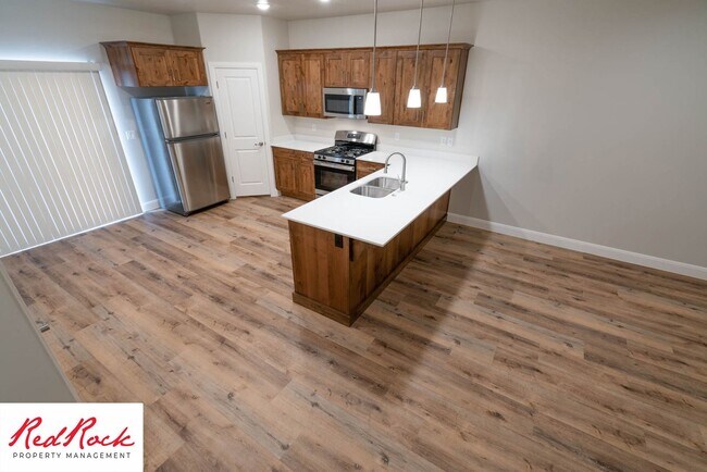 Foto del edificio - Newer Townhome in Hurricane Heights