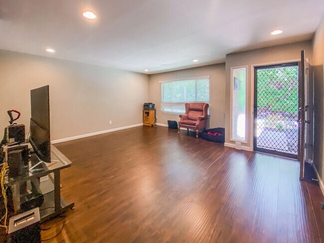 Foto del edificio - Two-Story 3 Bed, 2.5 Bath with Large Bonus...