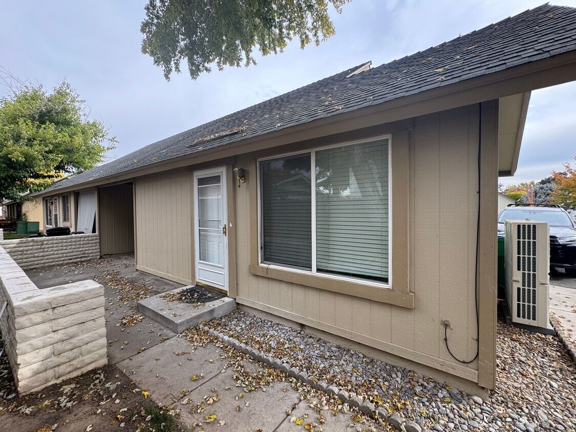 Primary Photo - 2 bedroom 1.5 bathroom with large garage i...