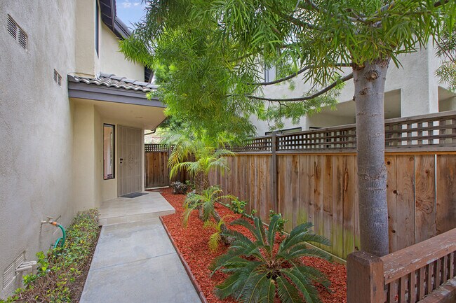 Building Photo - 1 br + Loft Townhouse. Private Patio!