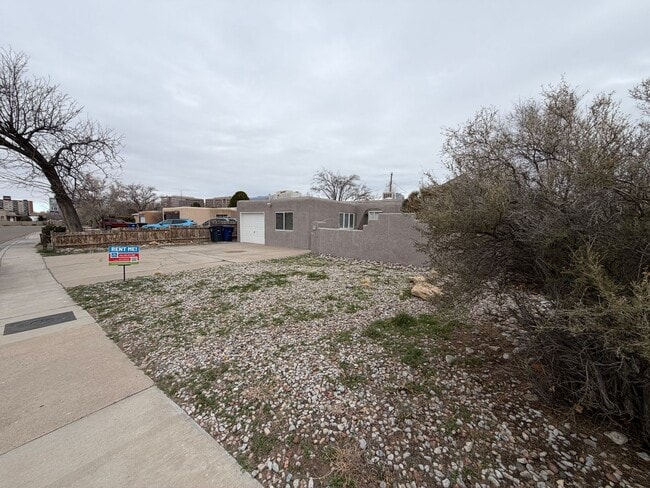 Foto del edificio - 3 Bedroom Single Story Home Available Near Constitution Ave NE & San Pedro Dr NE!