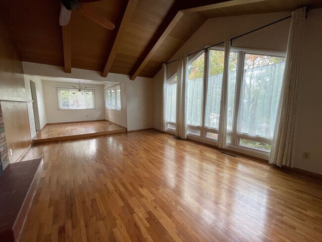 Foto del edificio - 3 bedroom 2 bath House with Garage