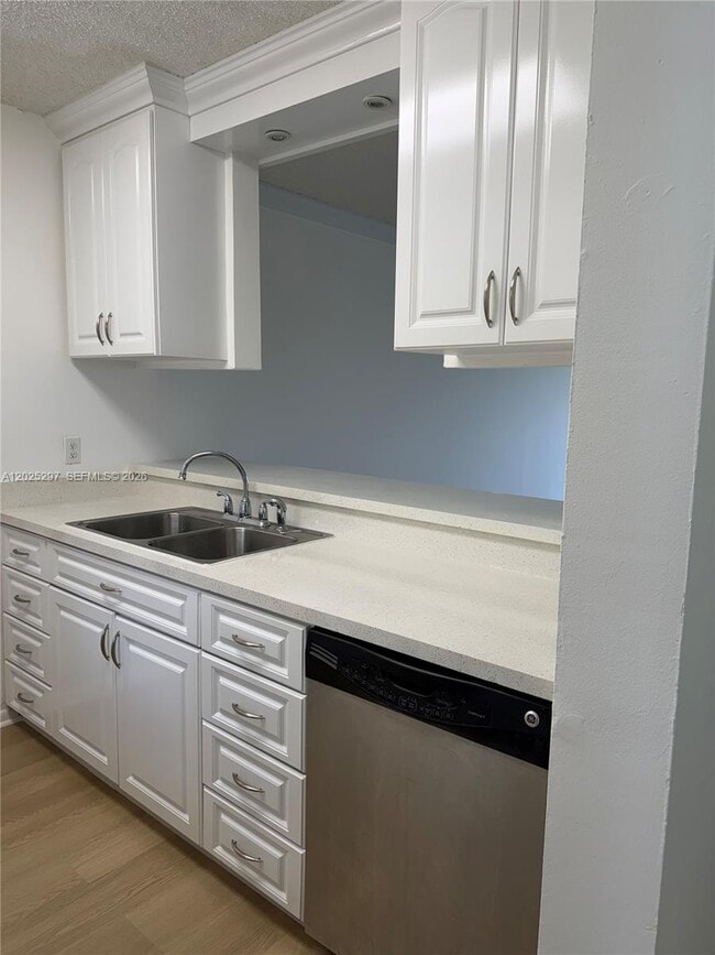 Foto del edificio - 8560 N Sherman Cir