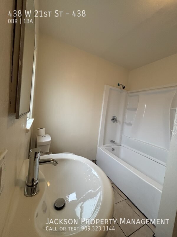 Foto del edificio - 438 W 21st St