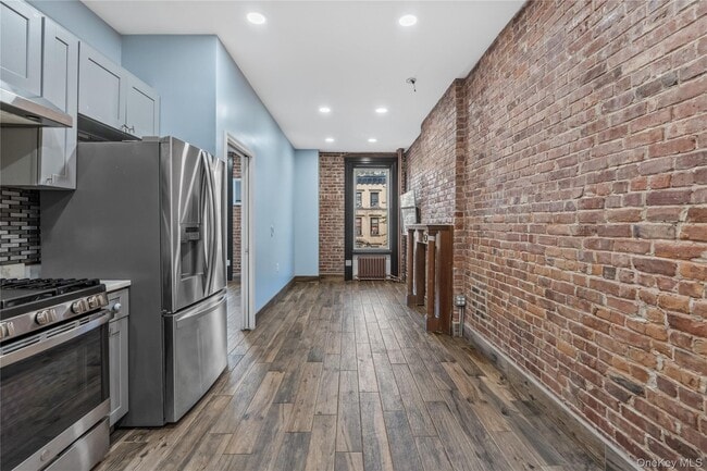 Building Photo - 220 E 116th St