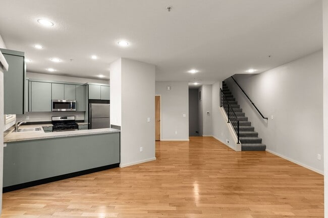 Building Photo - Beautiful 2 Bedroom Townhome in N Portland