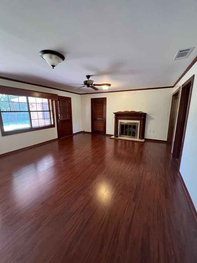 Building Photo - Charming 3B/2B Home Available in Lake Charles