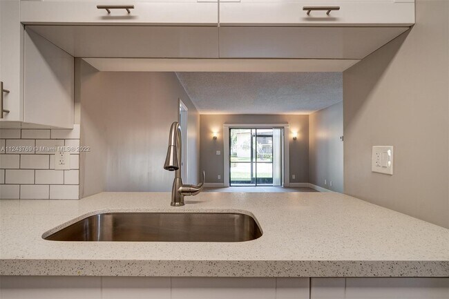 Foto del edificio - 10035 Winding Lake Rd