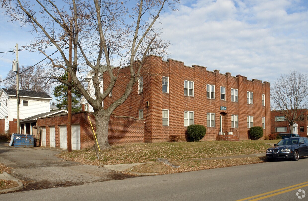 Primary Photo - 1336 Charleston Ave