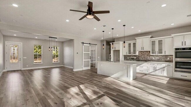 Foto del edificio - 5890 Crestmoor Dr