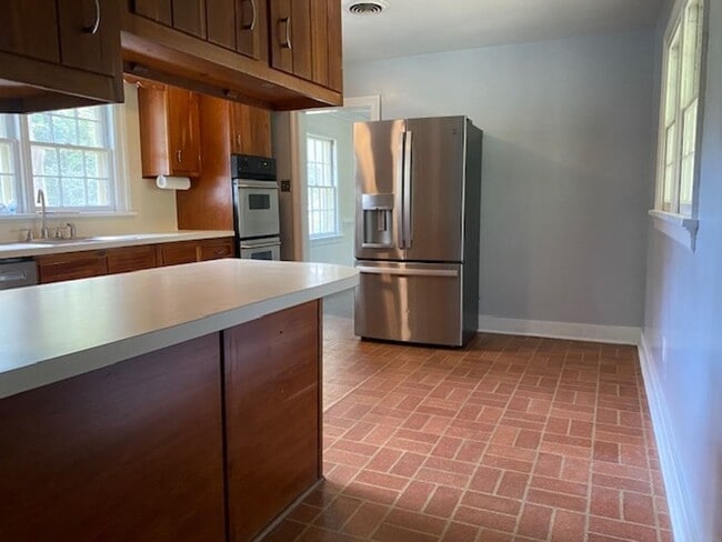 Building Photo - One Level Living!  Brick Rancher with TIDA...