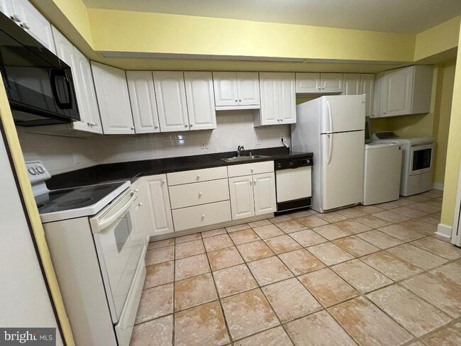 Building Photo - 12 Stonehenge Cir