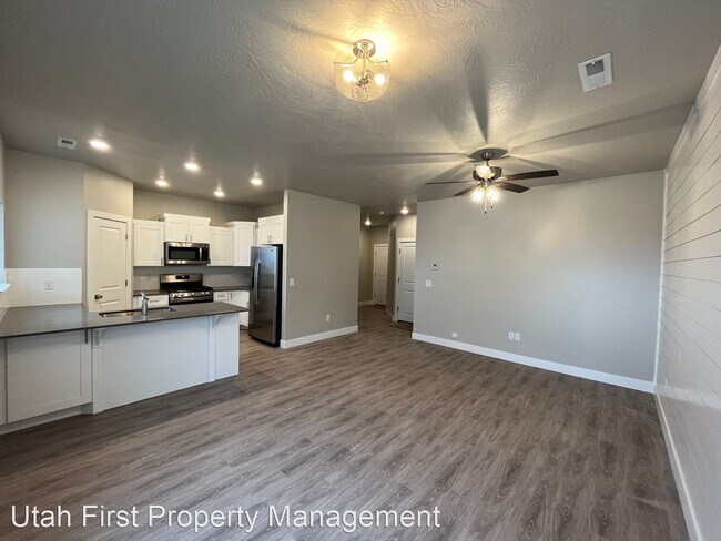 Building Photo - 3 br, 2.5 bath House - 3051 N 175 E