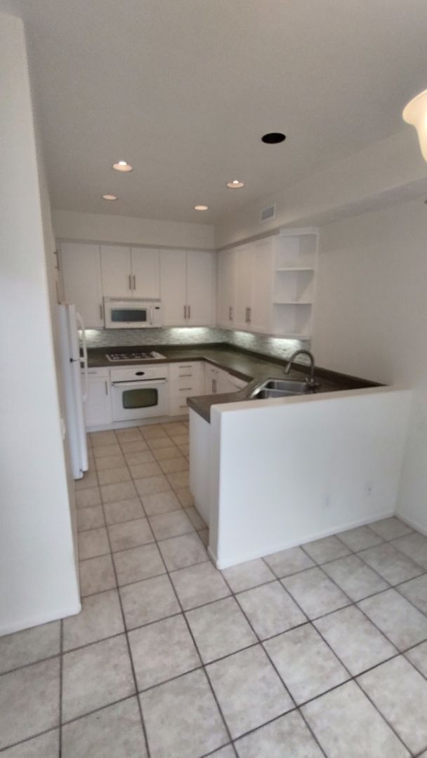 Building Photo - Carmel Valley - Townhouse - Chateau Villag...