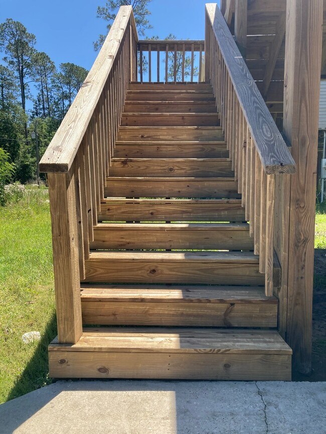 Building Photo - 3/2 Raised Duplex