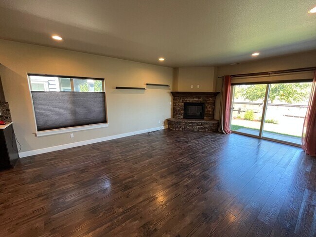 Building Photo - Spacious 3-Bed, 2.5 Bath Home with Communi...