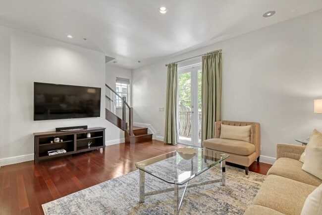 Building Photo - 72 SE 6th Ave