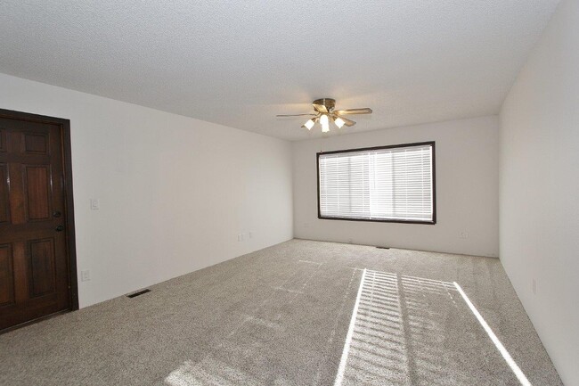 Foto del edificio - 2412 Robert Ave