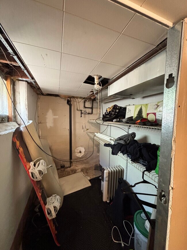 Zona de almacenamiento en el sótano. - 3234 Xerxes Ave N
