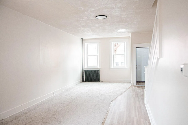 Building Photo - 4 Bedroom 1 Bathroom Rowhome in Lancaster!