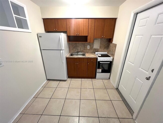 Foto del edificio - 696 NE 85th St