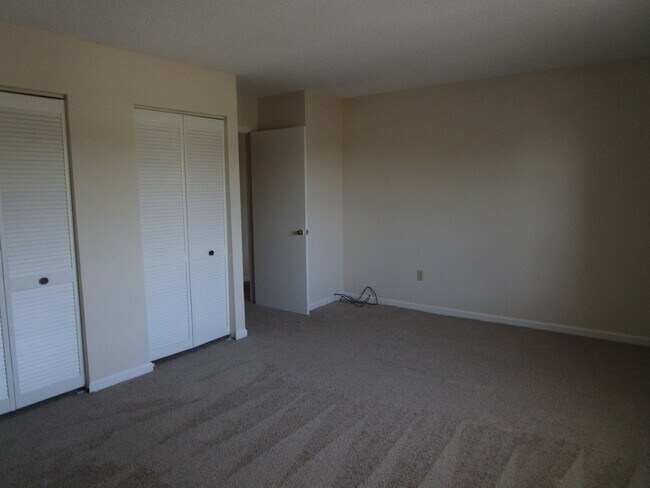 Building Photo - 2 Bedroom, 2 Bath - Water Included