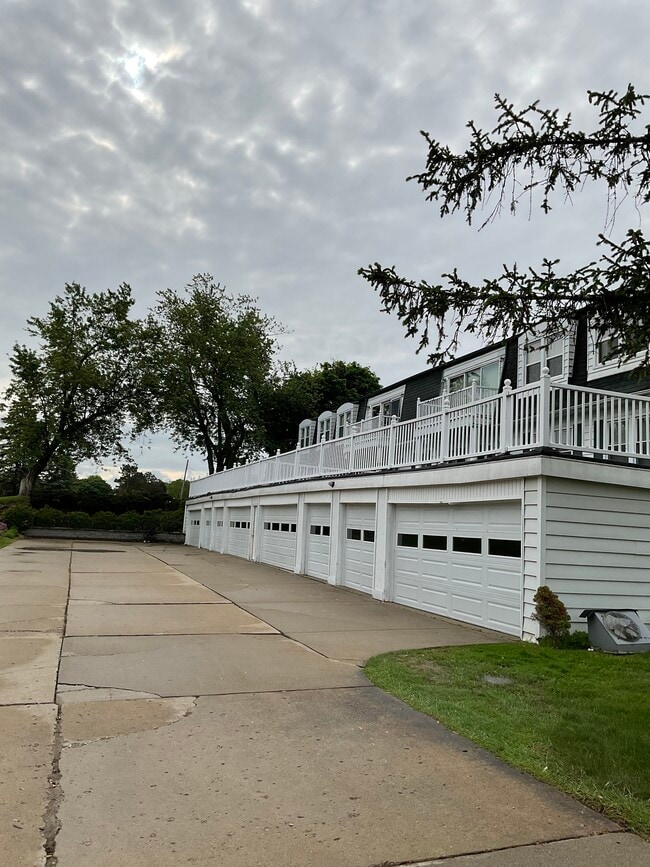 Private Garage - 5325 Territorial Rd