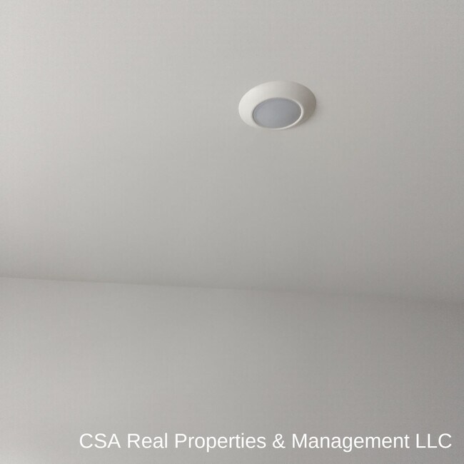 Building Photo - 8240 Bluewater Dr