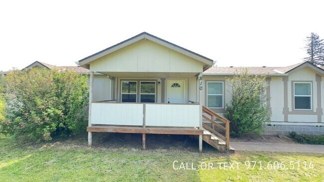 Building Photo - 810 SE Littlepage Rd