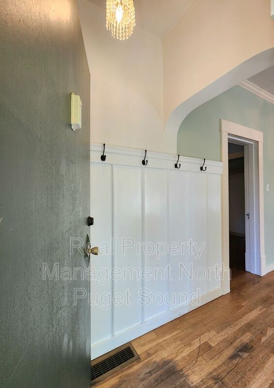 Building Photo - 2115 Oakes Ave