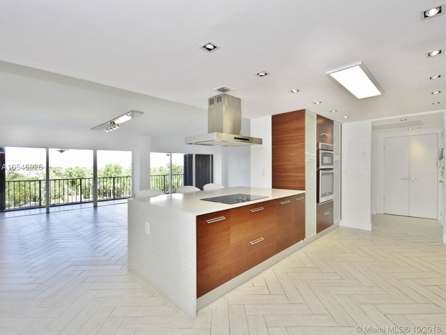 Building Photo - CRICKET CLUB CONDO UNIT