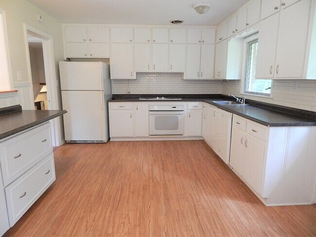 Building Photo - 2233 Leafmore Dr
