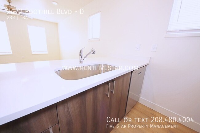 Foto del edificio - 2472 Foothill Blvd