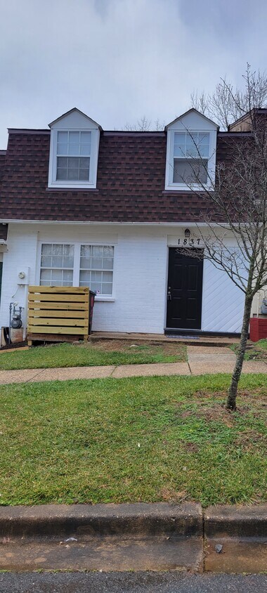 Primary Photo - 1837 Village Green Dr