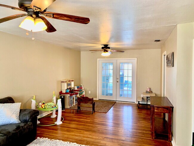 Building Photo - Cute Three Bedroom - Available for Summer/Fall 2026 Prelease!