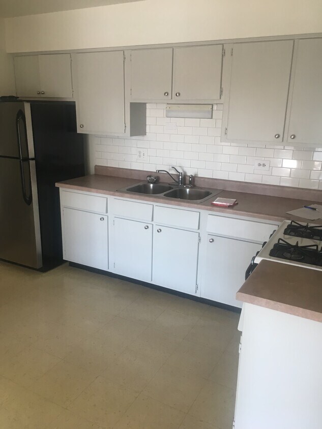 Kitchen - 802 Warren Ave